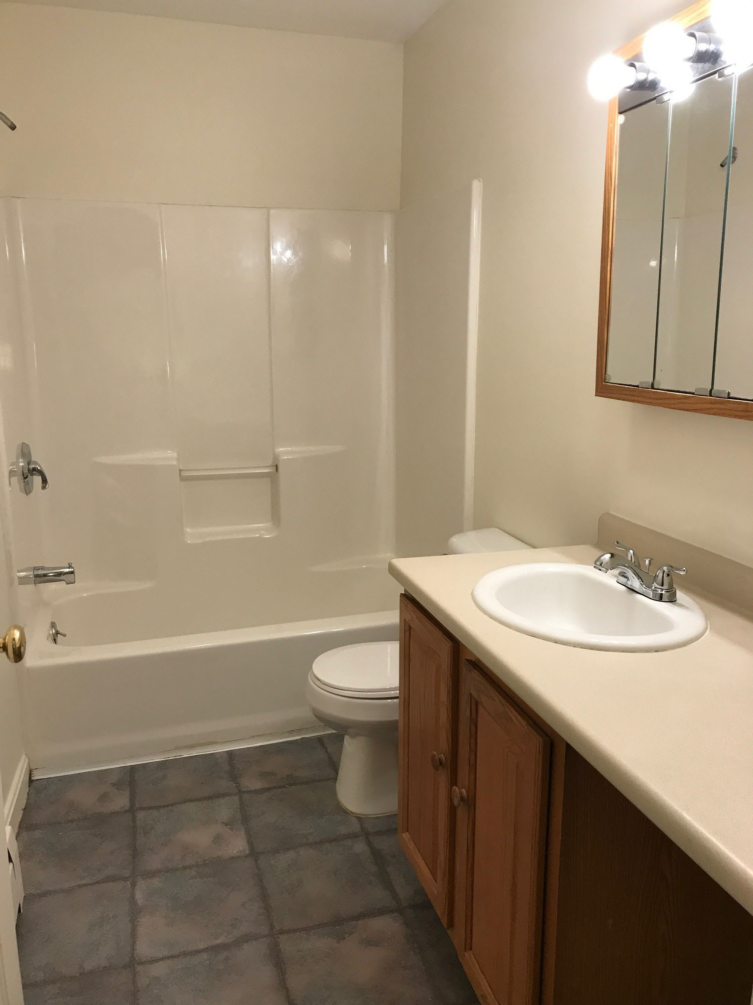 Cohas Overlook full bath by Socha Companies is a quality townhouse community in Manchester, NH